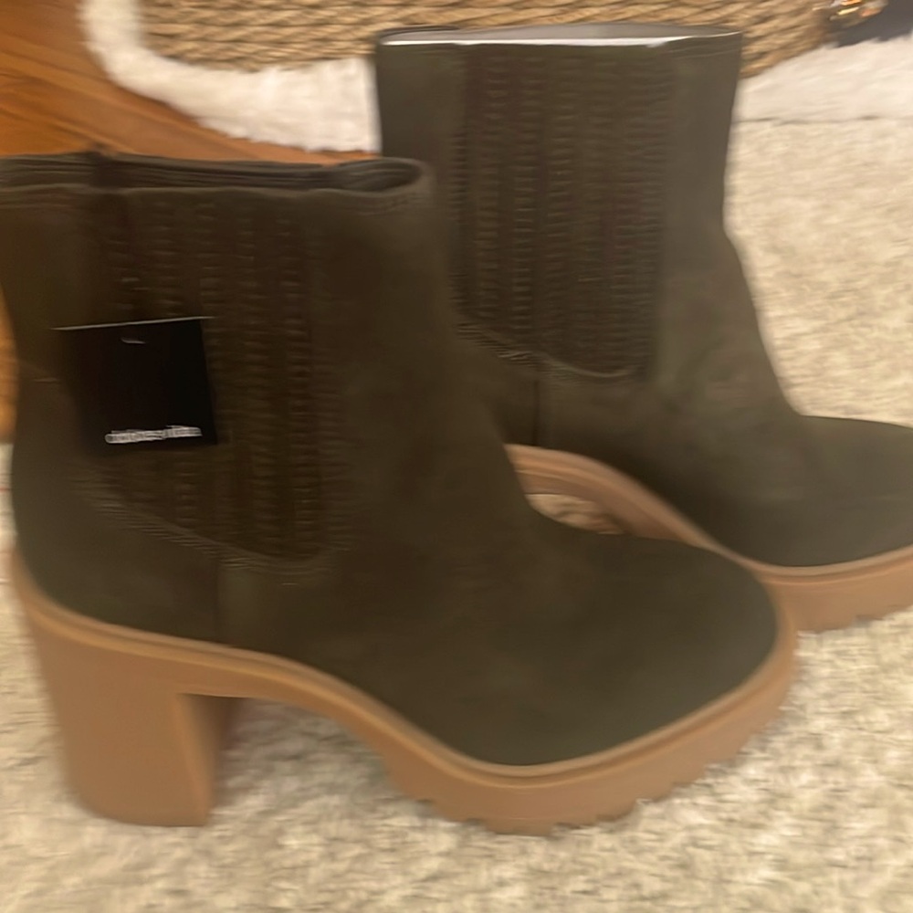 Dolce Vida suede boots
100% waterproof 
Size 8 1/2